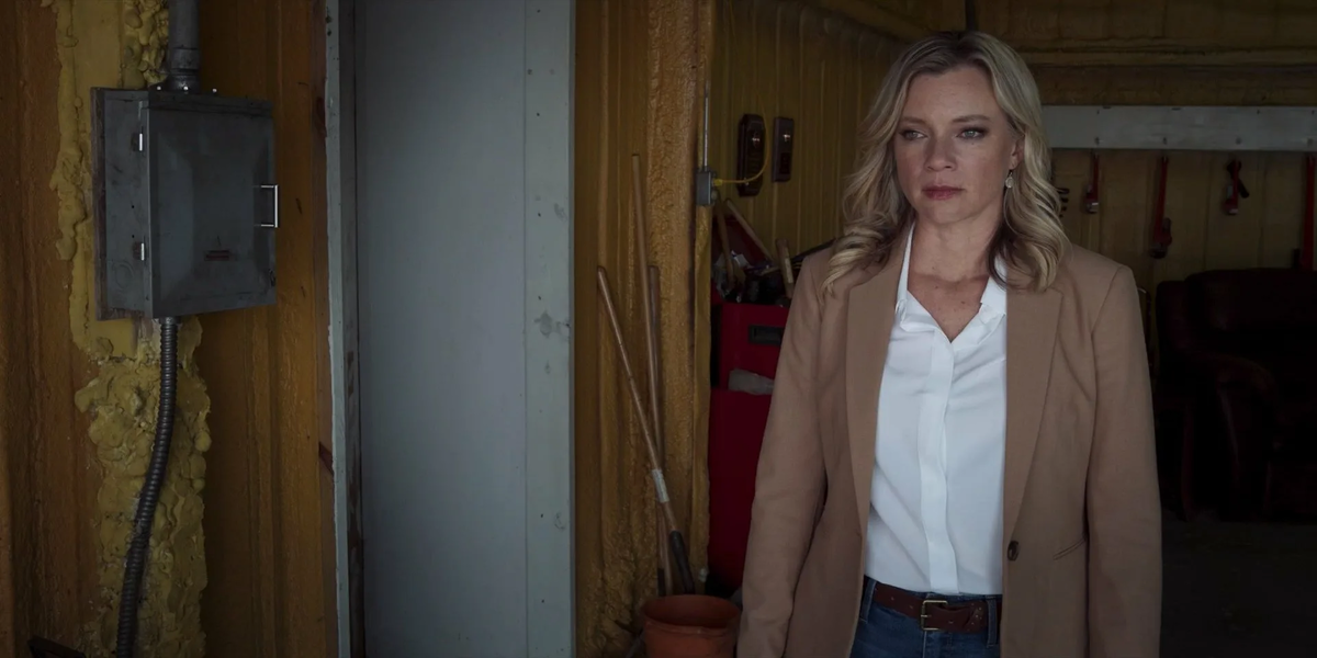 Слева на стене - рубильник сирены. Щас включит. Но сначала надо сделать серьёзное лицо и подумать