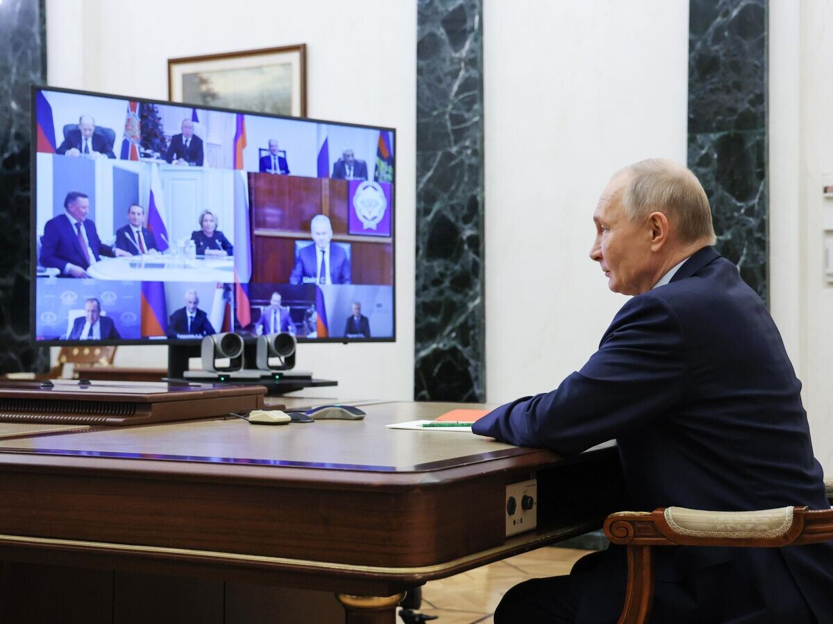   Президент РФ Владимир Путин проводит по видеосвязи оперативное совещание с постоянными членами Совета безопасности РФ© РИА Новости / POOL