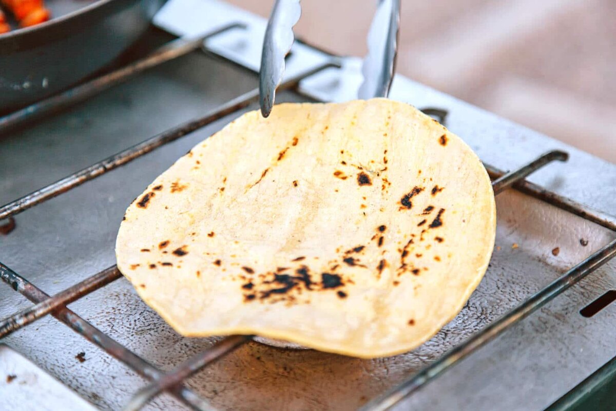 
Хотя, вероятно, нет ничего лучше, чем насладиться тако, наблюдая за закатом в сонорской пустыне, тако — это универсальная еда, и его можно наслаждаться практически в любой обстановке. Так что в следующий раз, когда вы будете в походе или дома, попробуйте откусить кусочек американского юго-запада с этими сладкими и острыми тако.