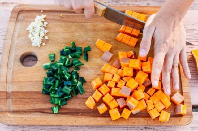 
Кукурузные тортильи — это определенно лучший выбор. Чтобы получить эти поджаренные полоски, мы положили тортильи прямо на конфорку. (Вы можете сделать это с кукурузными, но мука прилипнет) Примерно 10-20 секунд с каждой стороны. Просто убедитесь, что у вас есть хорошие щипцы!