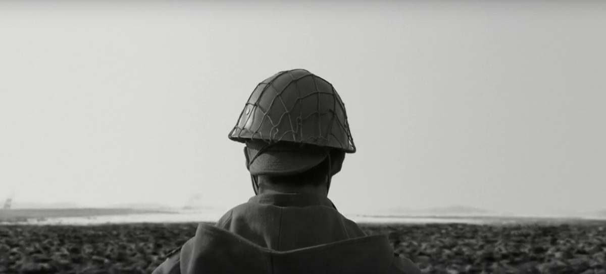 Японский офицер смотрит на трупы расстрелянных китайских солдат.