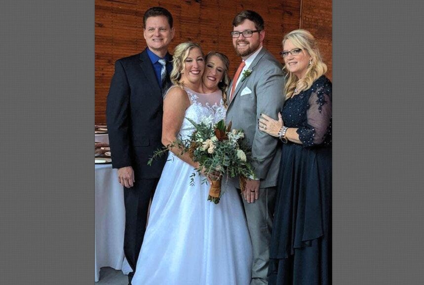 Другая сестра тоже мечтает о замужестве, зарегистрирована на сайте знакомств