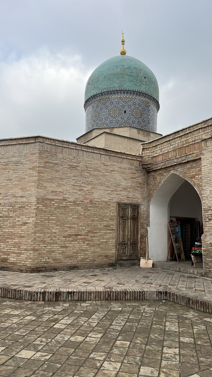 Вид на медресе Баракхан со внутреннего дворика 