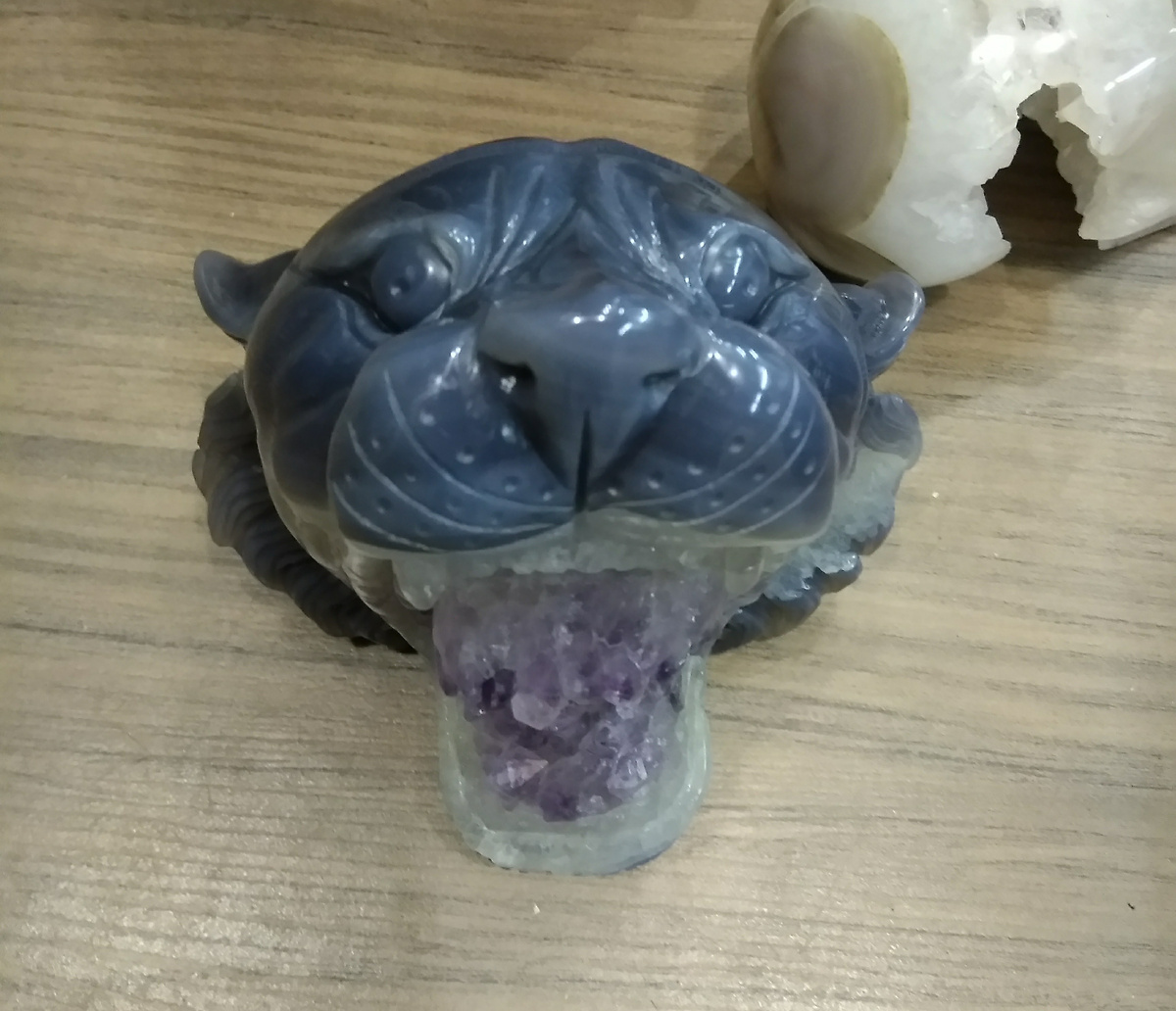 Тигр из серого Агата с аметистом. 