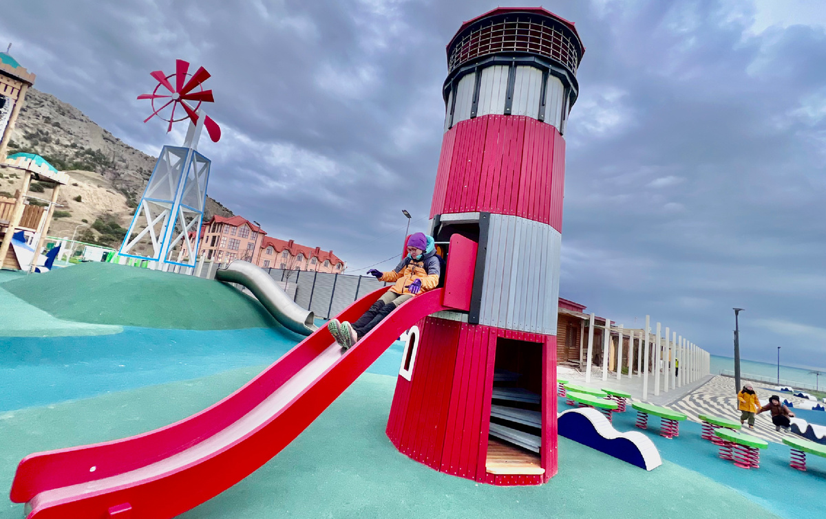 Двухэтажный маяк с горкой 