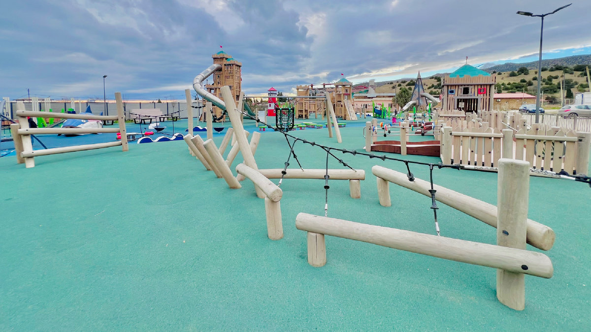 Похоже, это самая большая по площади детская площадка Крыма