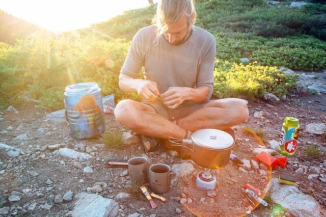 Яркий и насыщенный, этот вегетарианский завтрак для похода сочетает вяленые перцы и шпинат с яйцами OvaEasy, чтобы предложить сытный и питательный завтрак. 

