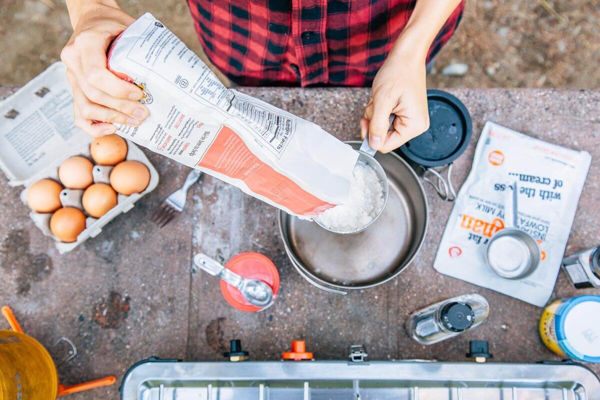 
Для начала мы купили небольшой пакет муки, маленькую банку разрыхлителя, пакетик сгущенного молока и небольшую пачку яиц, и смешали все это на кемпинге. Если бы мы просто проводили уикенд, мы могли бы смешать все эти ингредиенты дома в запечатанном пакете и добавить яйца и воду на кемпинге. Но в нашем случае смешивание на месте не стало большой проблемой.