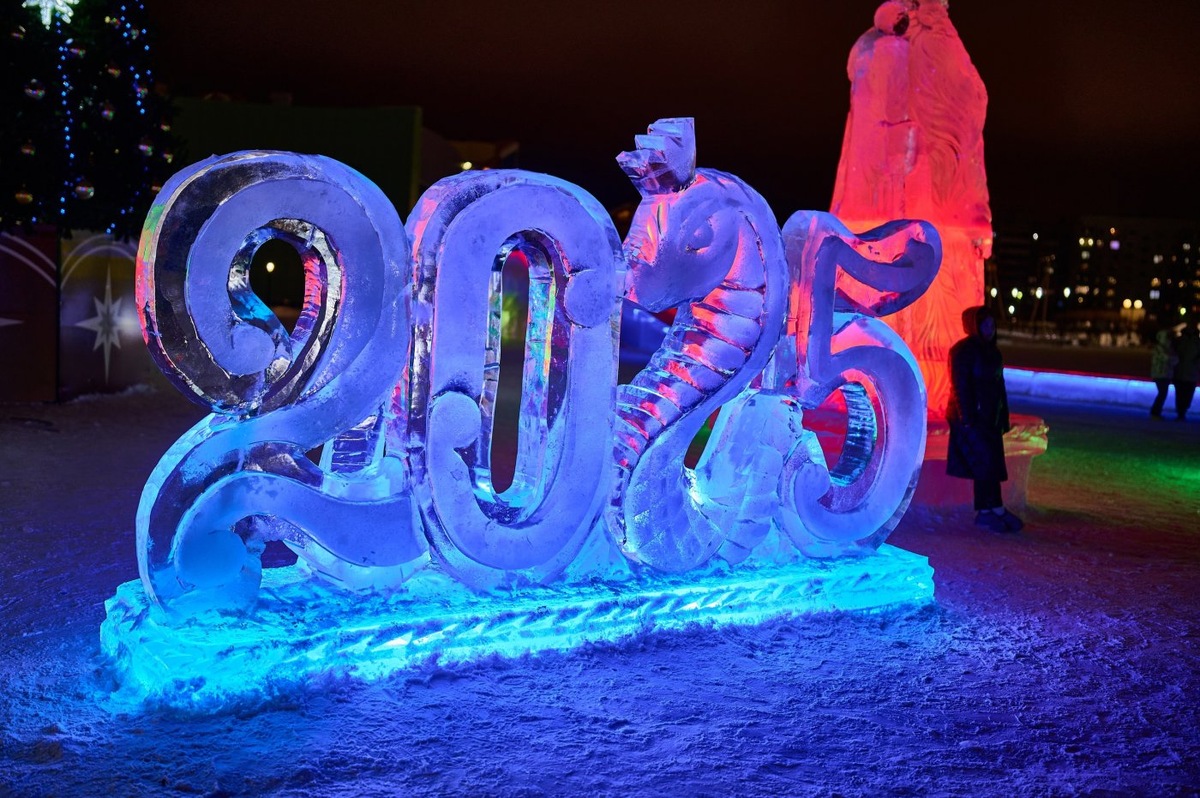    Жители одного из микрорайонов Нефтеюганска отметили наступление Нового года с Дедом Морозом и Снегурочкой