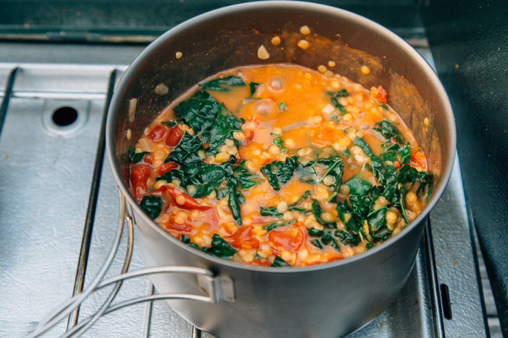 Тем не менее, я рад сообщить, что ни один батончик Cliff не понадобился, потому что это блюдо действительно крутое. Оно не только одобрено Hungry Camper™, но и готовится в одной кастрюле (что всегда является хорошим знаком). Рецепт действительно раскрывает лучшие качества как чечевицы, так и кейла. Красная чечевица разваливается при готовке и превращается в кремообразную кашу, а кейл теряет почти всю свою горечь при томлении. Однако настоящими звездами блюда являются не главные ингредиенты. Это кокосовое молоко, кориандр и зира, которые придают этому карри такой насыщенный и удовлетворяющий вкус. Мы приготовили много только для двоих, но проблем с расправлением не было. Если бы у нас под рукой был корочка хрустящего хлеба, кастрюля была бы почищена и готова к следующему использованию, когда мы закончили.




