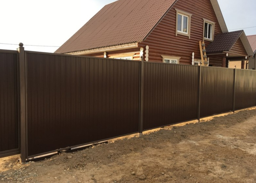 Типичный вид ограды в российских пригородах.