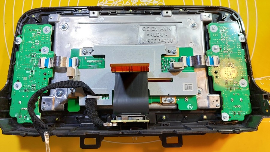 Добрался до рамы дисплея. Осталось совсем чуть чуть.