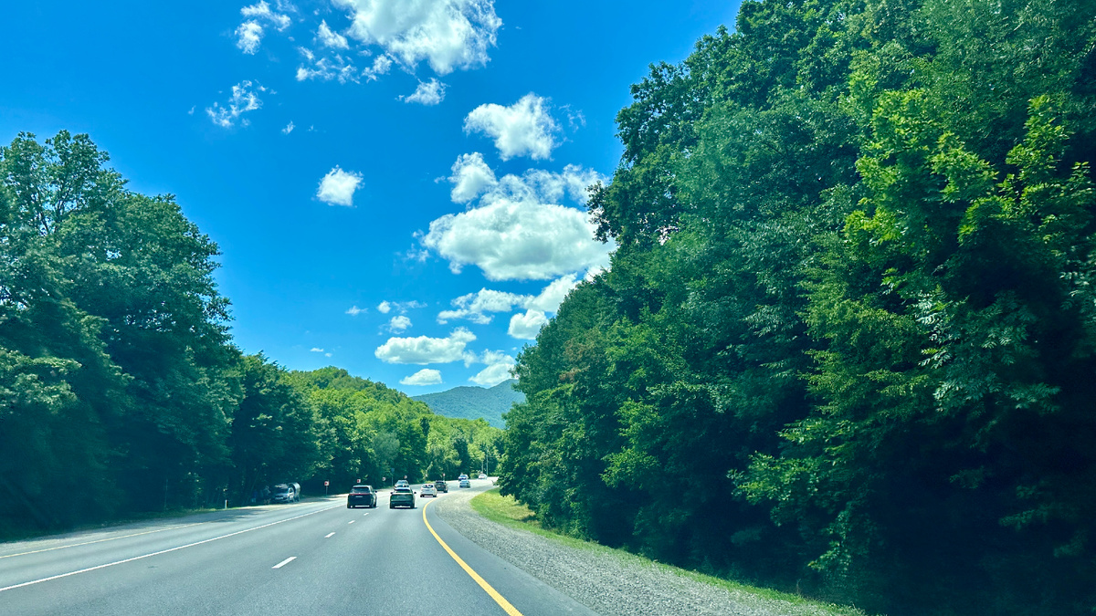 Дорога, сама по себе очень приятное зрелище, на мой вкус, хотя я её исколесила за эти годы вдоль и поперёк) 