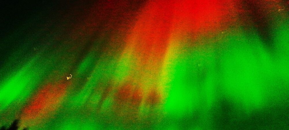 Первые вспышки на небе.