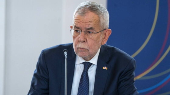    Президент Австрии поручил главе правой АПС начать переговоры о коалиции с правящей партии Богдан Герцен