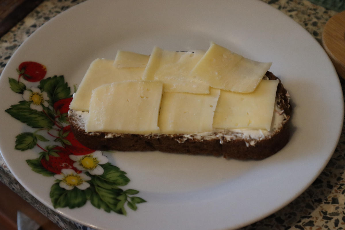 Сверху бутерброда - тонкие кусочки сыра