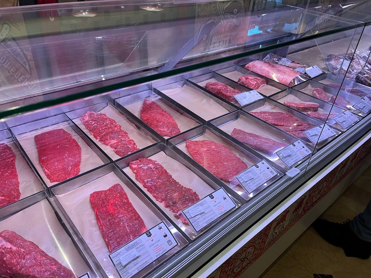 мясной ассортимент на витрине