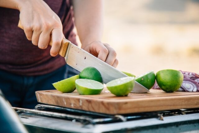 Мы путешествуем по юго-западу Америки уже больше месяца –  как же мы до сих пор не опубликовали рецепт тако! Какой стыд!  Пришедшие из Лос-Анджелеса, тако занимают особое место в наших сердцах, и мы полностью поддерживаем их как самостоятельную группу продуктов. На самом деле, первый рецепт кемпинг-еды, который мы опубликовали в этом блоге, был веганским тако (и он до сих пор остается нашим самым популярным рецептом).  Сегодня мы заканчиваем эту засуху такос и представляем вам эти тако с цветной капустой и быстрыми маринованными красными луками!  
