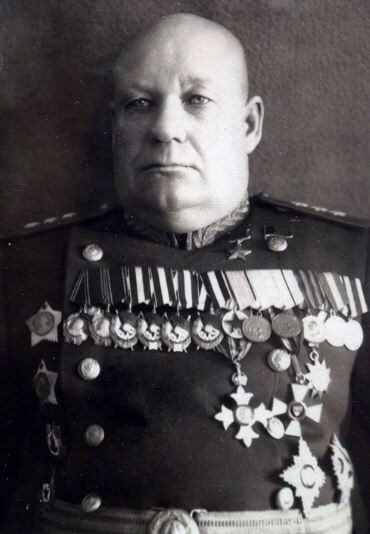 Михаил Степанович Шумилов (5 [17] ноября 1895, Верхняя Теча, Шадринский уезд — 28 июня 1975, Москва) — советский военачальник, генерал-полковник (20 октября 1943 года). Герой Советского Союза (26 октября 1943 года)
