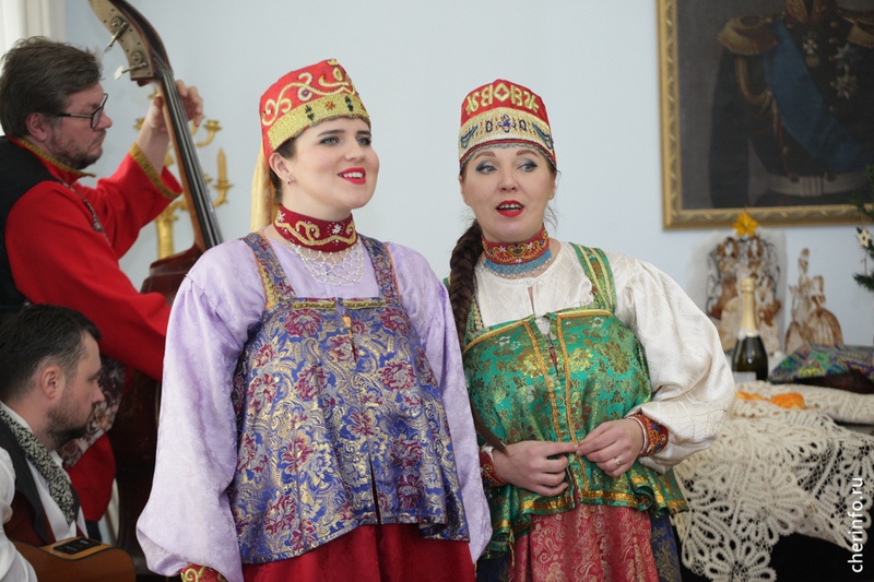    Праздник прошел сегодня в барском доме. Для гостей провели экскурсию. В парадном зале артисты ансамбля "ЧереповецЪ" исполнили рождествен