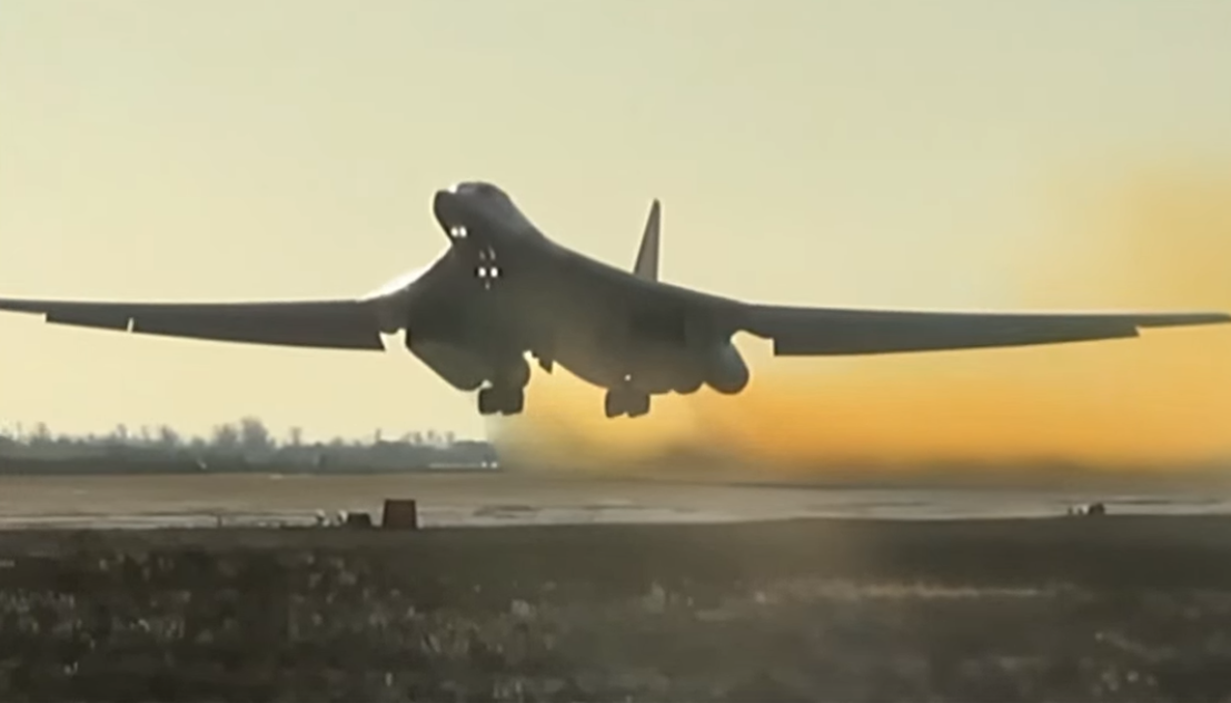 Сейчас на вооружение Дальней авиации ВКС не менее 20 единиц Ту-160. Планируется произвести ещё 11. До 2027 года будут модернизированы 10 единиц машин старой постройки. Кадры МО РФ