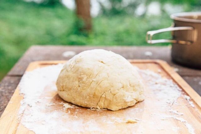 
Следующей сложностью был сам процесс приготовления. Очевидно, что каждый рецепт пиццы требует печи — а большинство людей не берут ее с собой в поход. Но, возможно, мы сможем выяснить, как ее можно приготовить на гриле? В своё время, когда мы жили в Лос-Анджелесе, мы готовили пиццу на гриле на маленькой хибачи на улице, чтобы избежать перегрева нашей квартиры (у нас не было кондиционера). Единственной проблемой с таким подходом на кемпинге было то, что огневой кольцо должно иметь подходящую решетку, что, по нашему опыту, далеко не гарантировано.