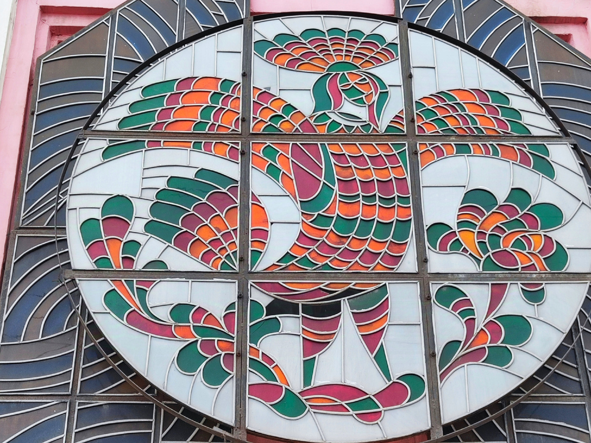 Фрагмент украшения фасада универмага.