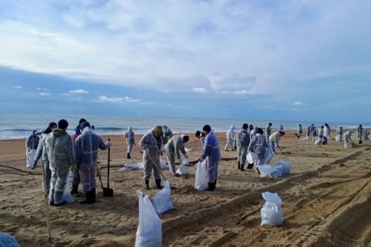   В Анапе на Центральном пляже вывезли почти все мешки с замазученным грунтом