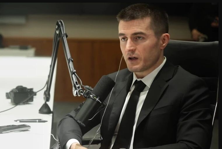 Лекс Фридман владеет русским языком. Фото: YouTube.