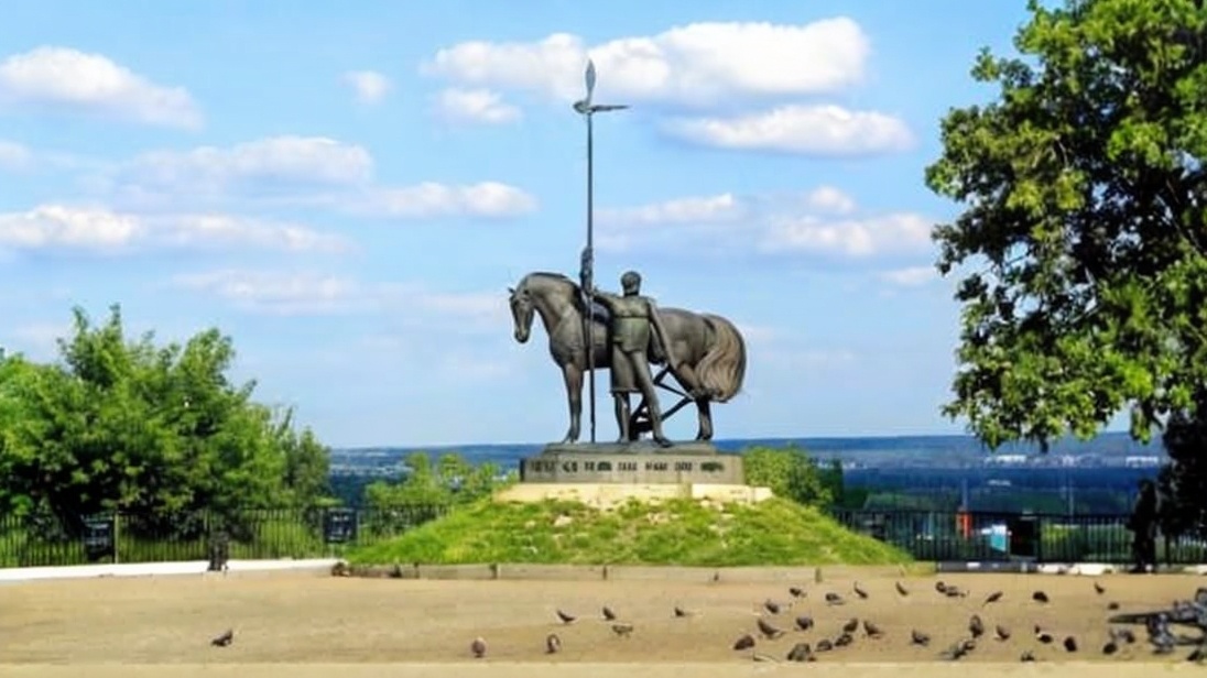 Монумент Первопоселенцу