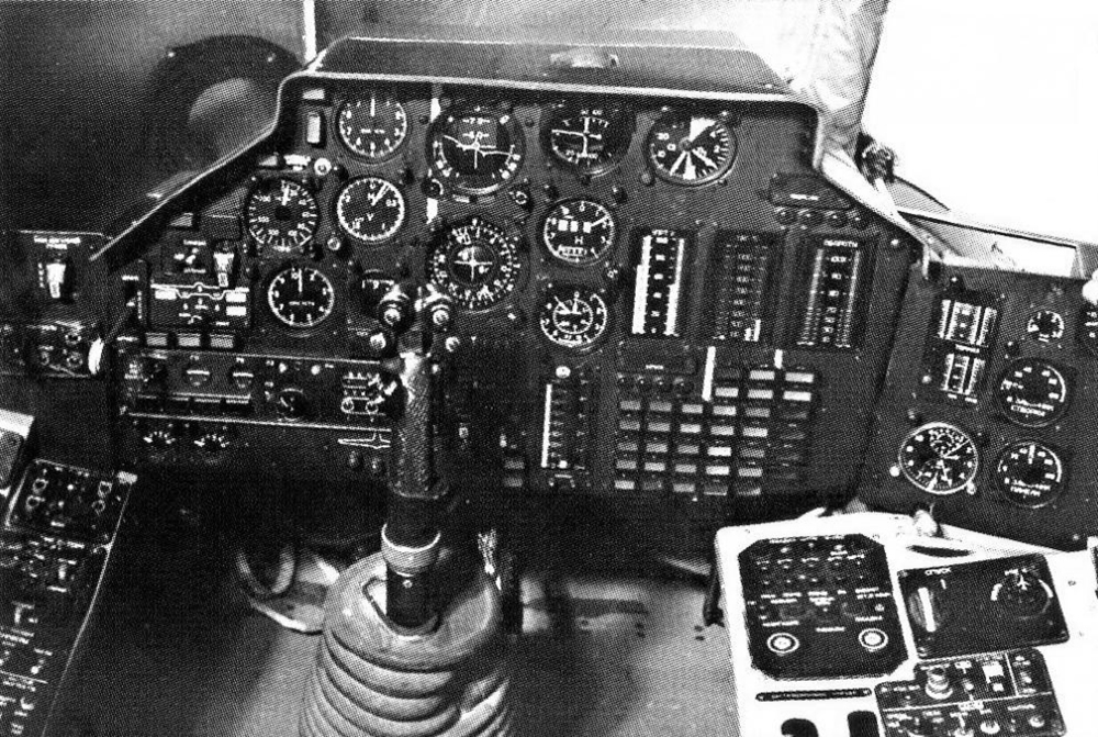 Рабочее место летчика Т-4. Обратите внимание на "истребительную" ручку вместо штурвала. 