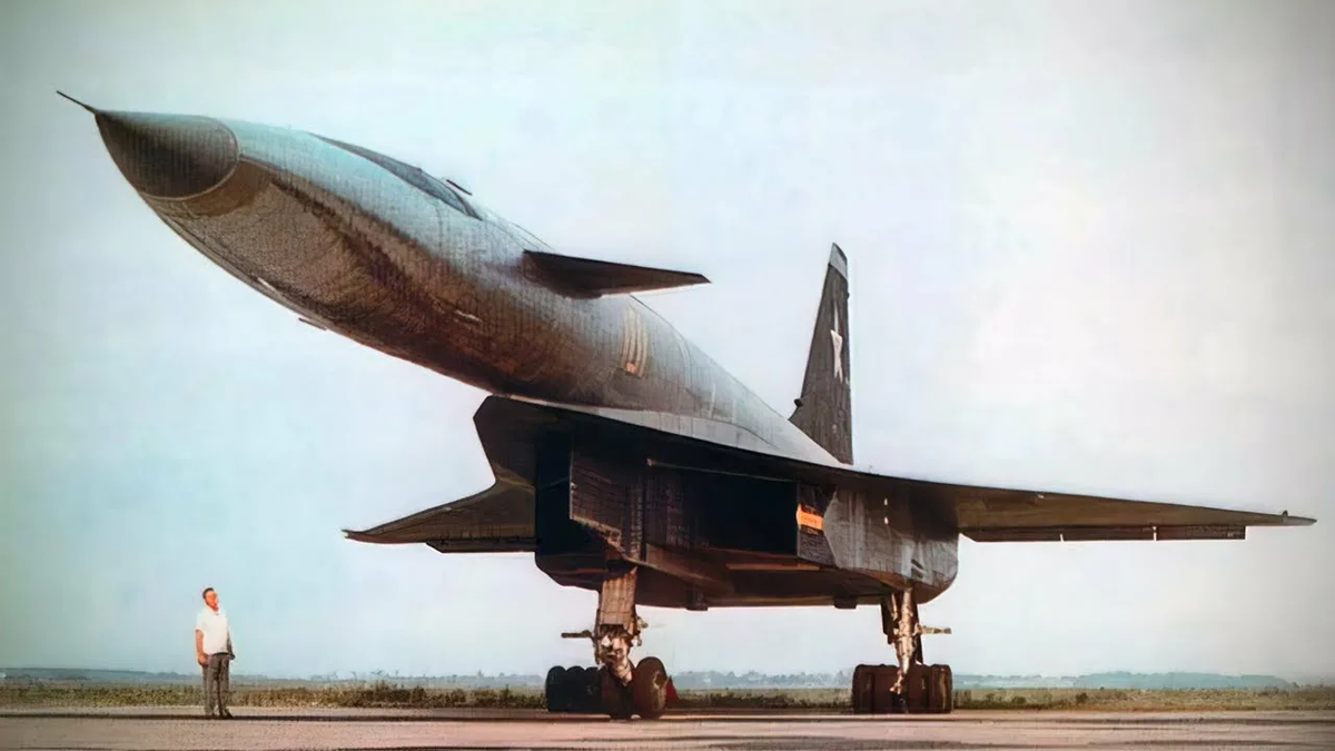 Т-4 («101») во время испытаний в ЛИИ имени Громова. Рядом с самолетом его главный конструктор Наум Семенович Черняков