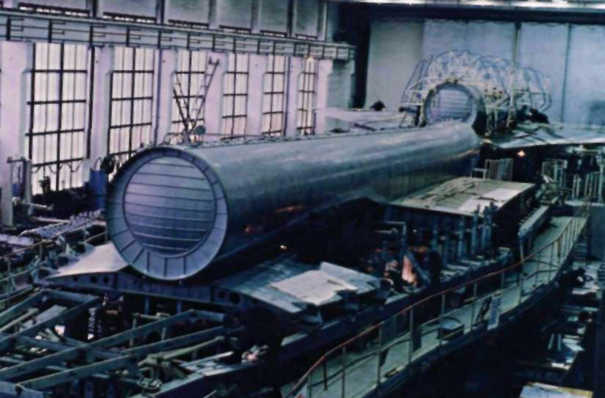 Сборка самолетов «101» и «102» на стапелях Тушинского машиностроительного завода.