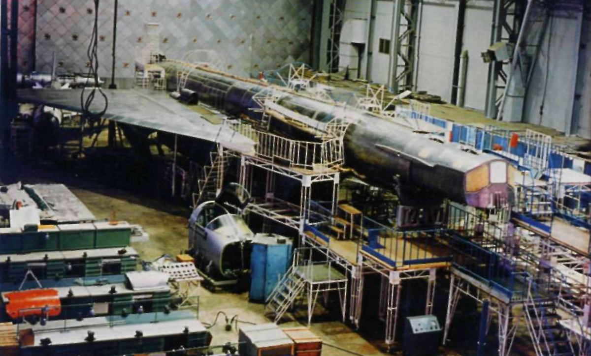 Сборка Т-4 на заводе «Кулон» в Москве. Обратите внимание на кабину Су-24 рядом. ММЗ «Кулон» — это опытное производство КБ Сухого