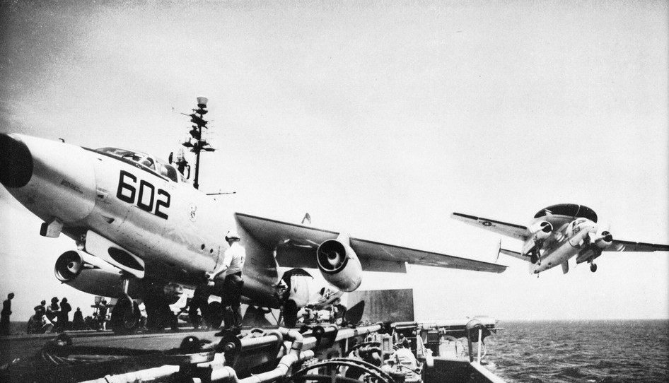 A3D-2 Skywarrior и WF-2 Tracer взлетают с палубы авианосца Мидуэй, 1962 год.