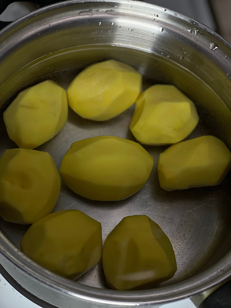 Отварите картофель до готовности.