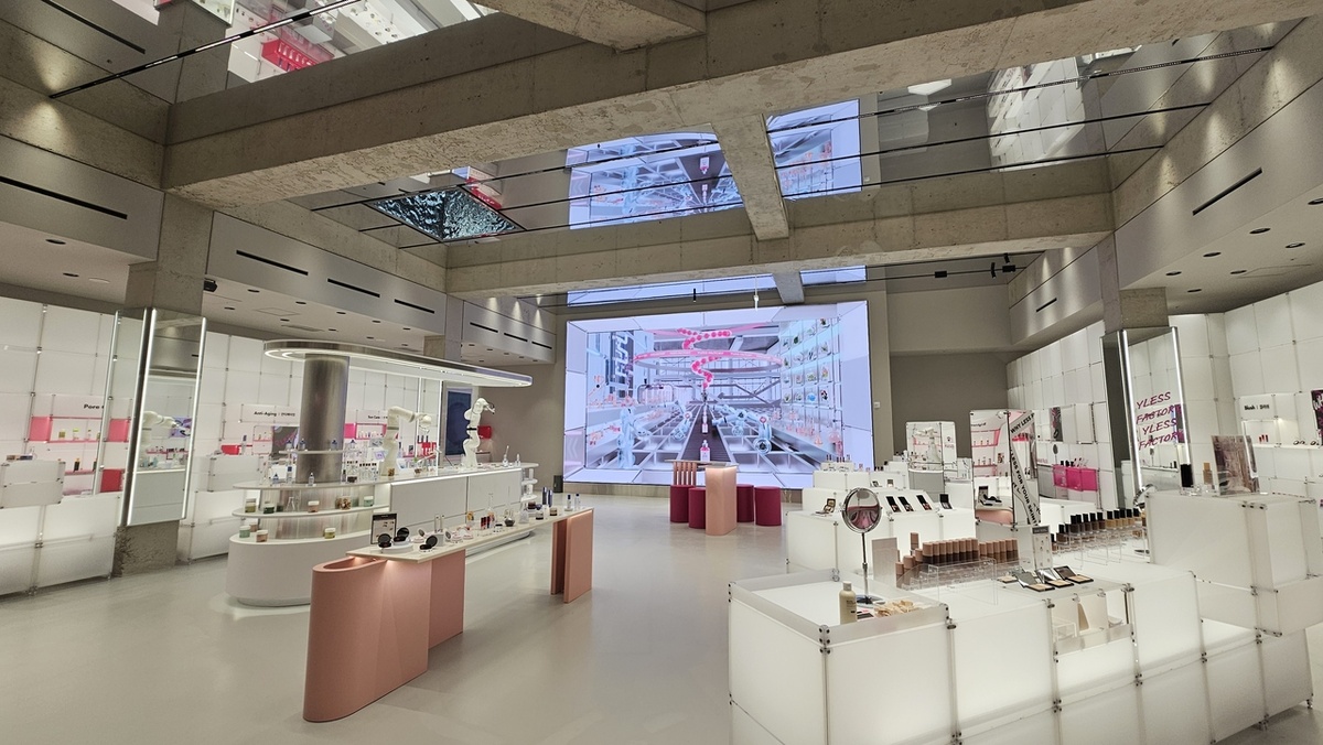 Флагманский магазин платформы корейской красоты Yless в деревне ханок Букчон в Сеуле (Ким Хэ Ён/ The Korea Herald)