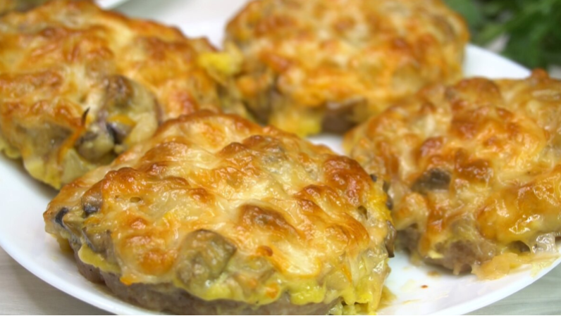 Беру фарш, грибы и готовлю биточки в духовке. Горячее, для тех кто любит вкусно покушать.