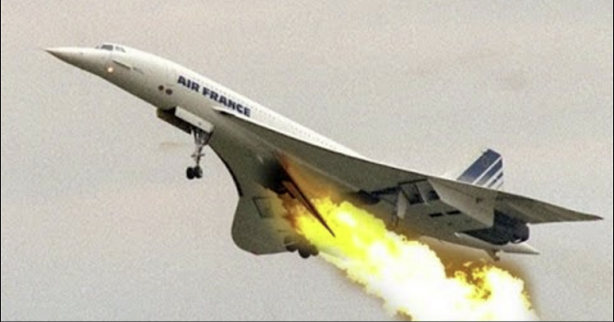 Горящий Concorde в воздухе.