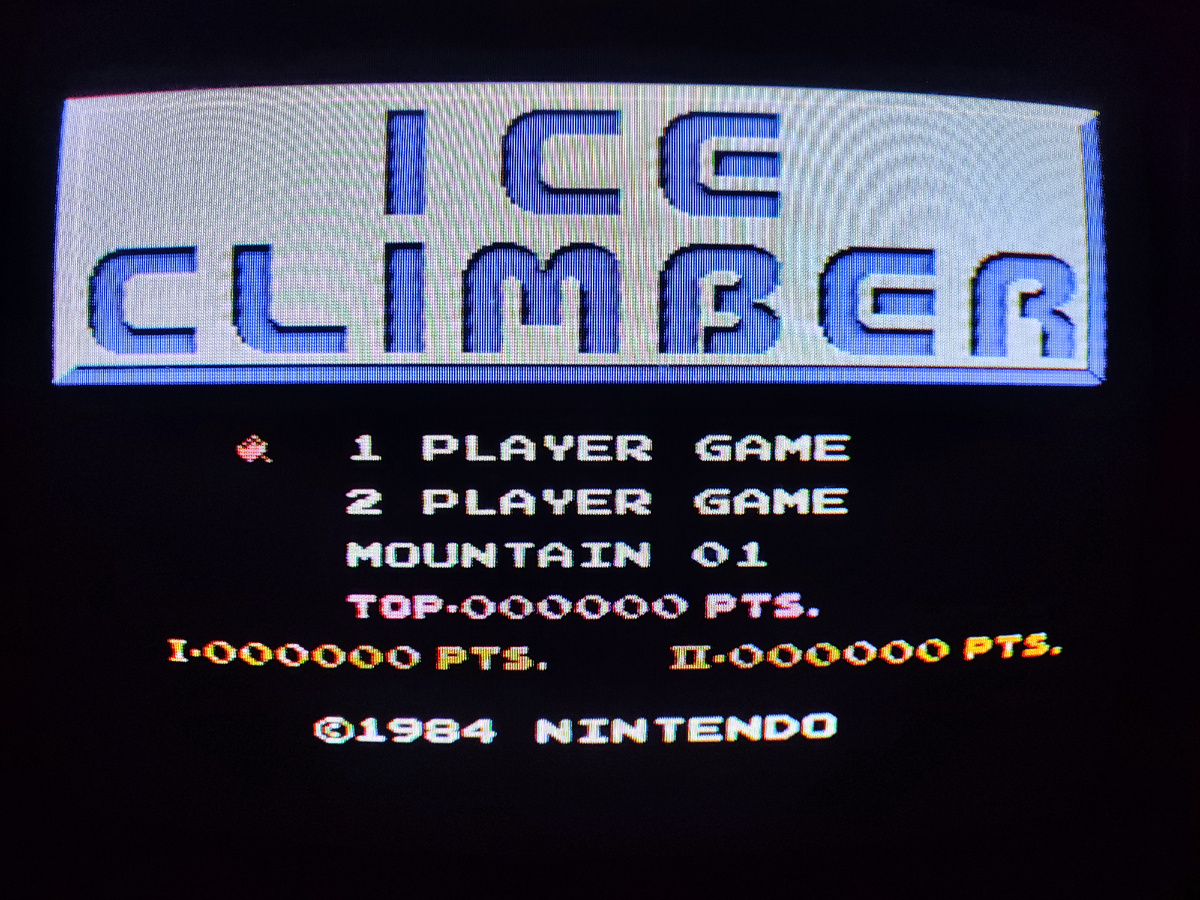 Фото сделаны мной. На фото игра "Ледолаз". Оригинал игры "Ice Climber" был разработан Nintendo Research & Development 1 и издан Nintendo, Hudson Soft в 1985г. для Nintendo VS. System, NES, Famicom, NEC PC-8801 и др. Фото демонстрирует начальную заставку игры, а так же общий визуальный фон игры. Подробнее об этом рассказано в статье. Все материалы принадлежат правообладателям и размещены исключительно в информационных целях.