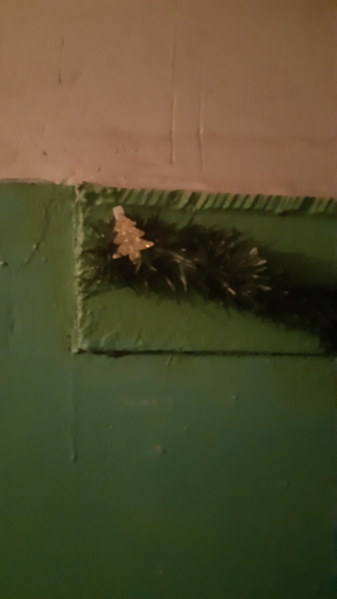 Крепление мишуры-прищепка декоративная с ёлочкой ,ну и магнит пришлось приклеить...