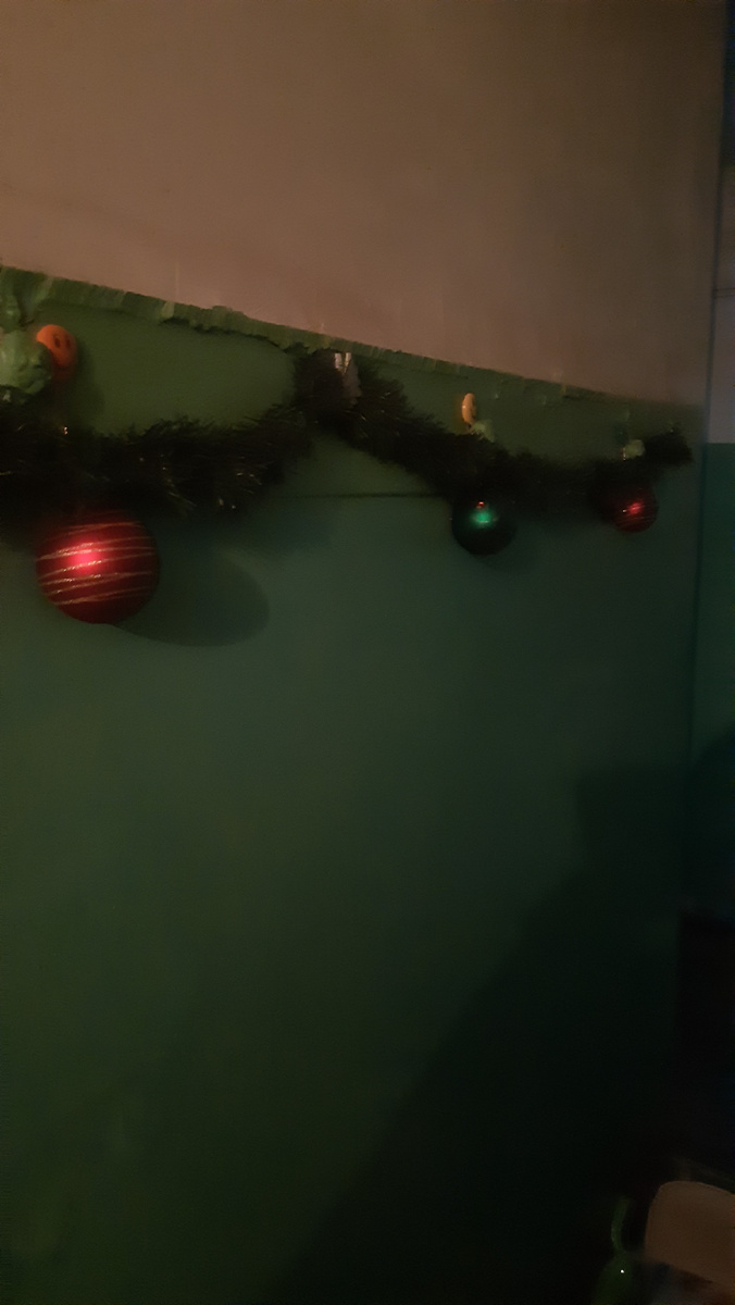 Шарики теперь с мишурой .Всё на магнитах и шары и мишура ).