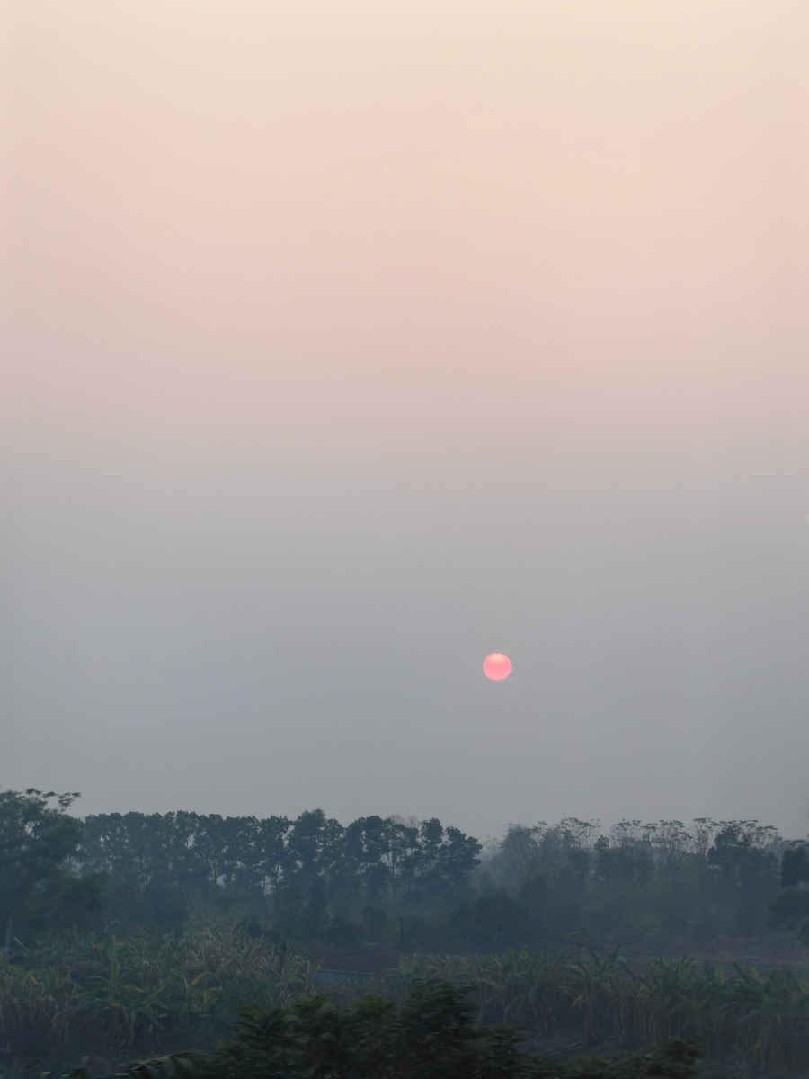 Наш самолет прилетел около 3 часов дня, но, пока мы целую вечность ждали багаж, уже  наступил вечер и закат.