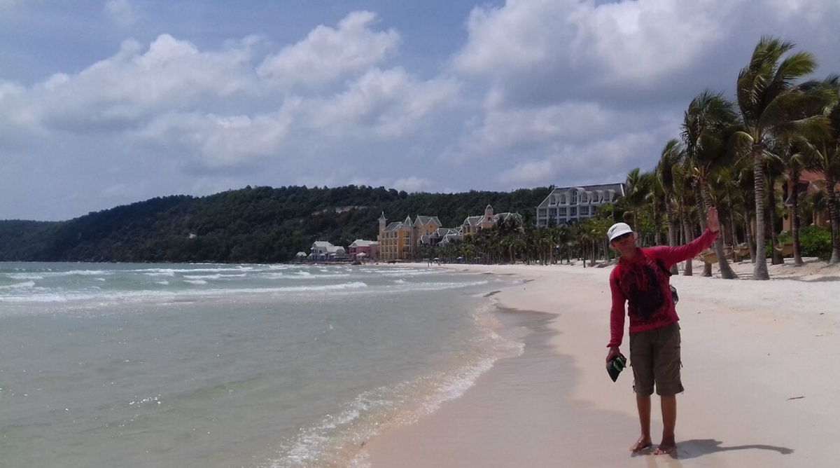 Вдалеке отель Мариотт