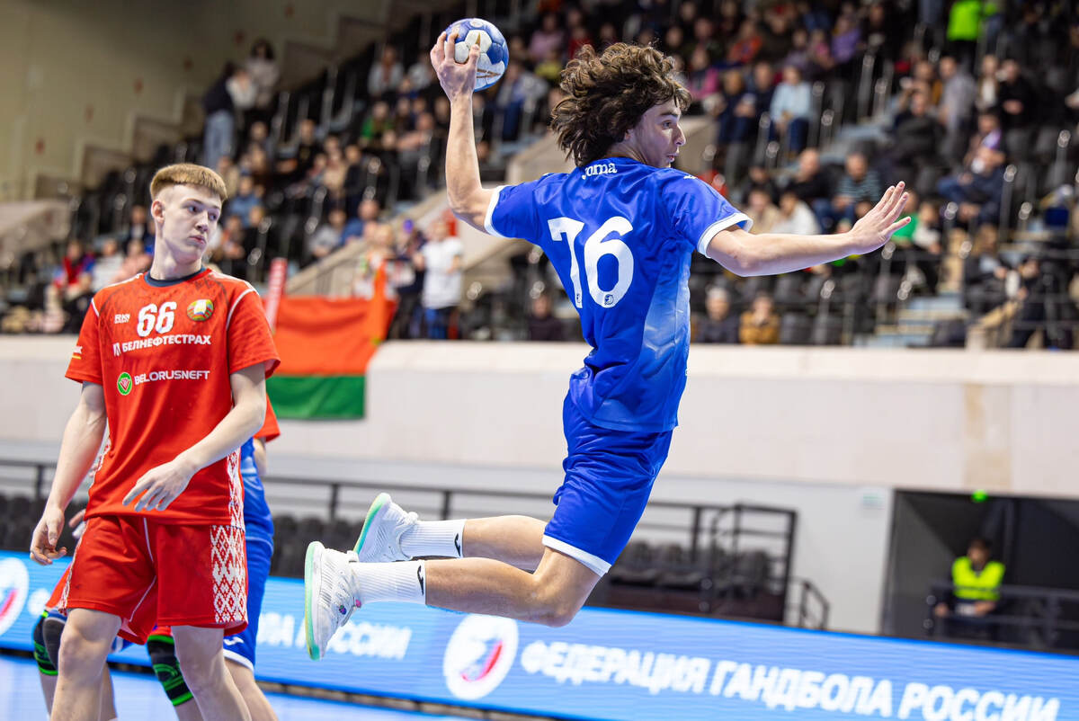    Виталий Рыжов атакует ворота гостей