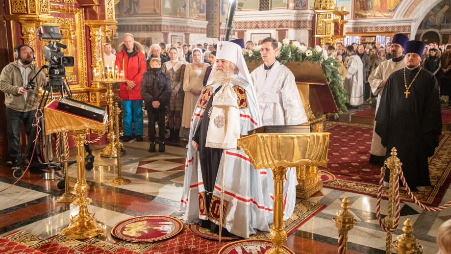    Владыка Павел призвал жителей Югры в Рождество творить добро и молиться о мире на Земле