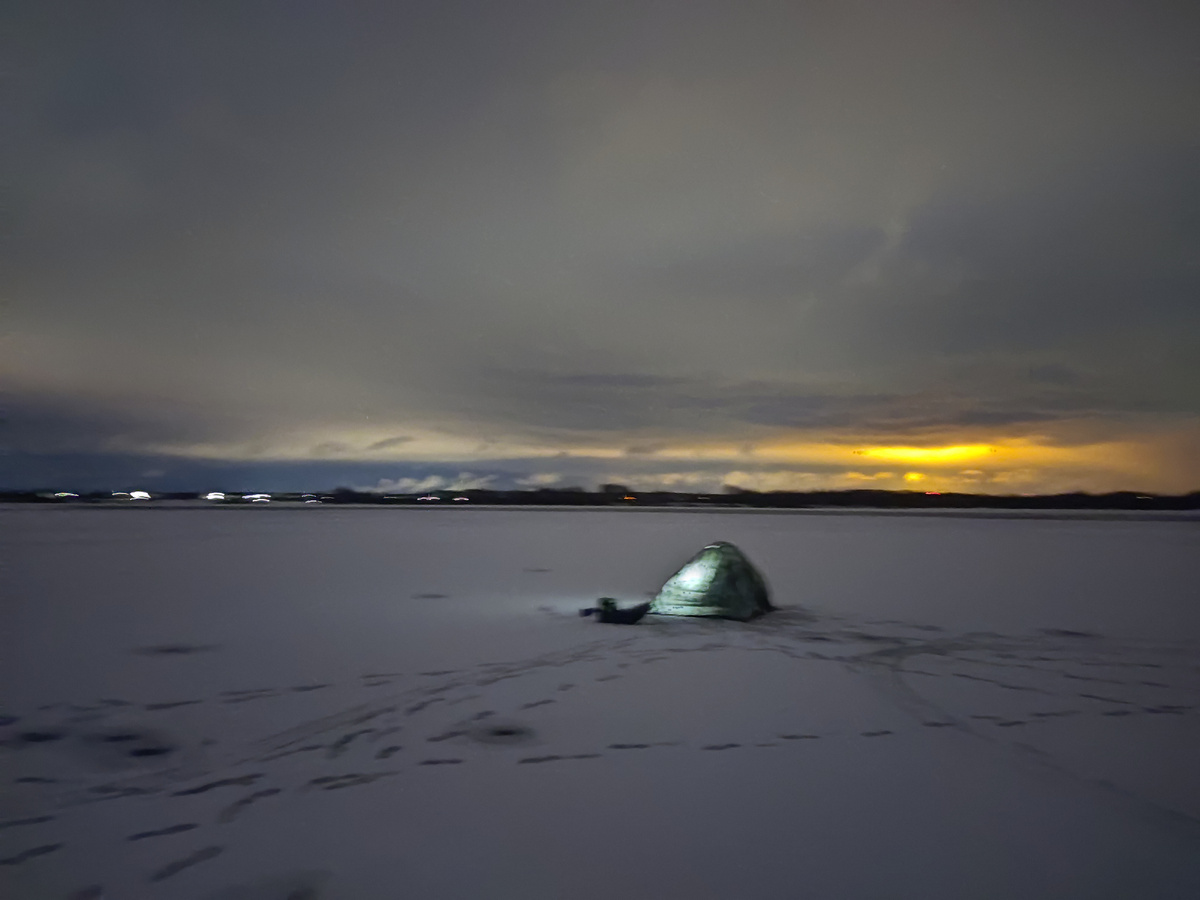 Темень, что глаз выколи, но телефон что-то да заснял.