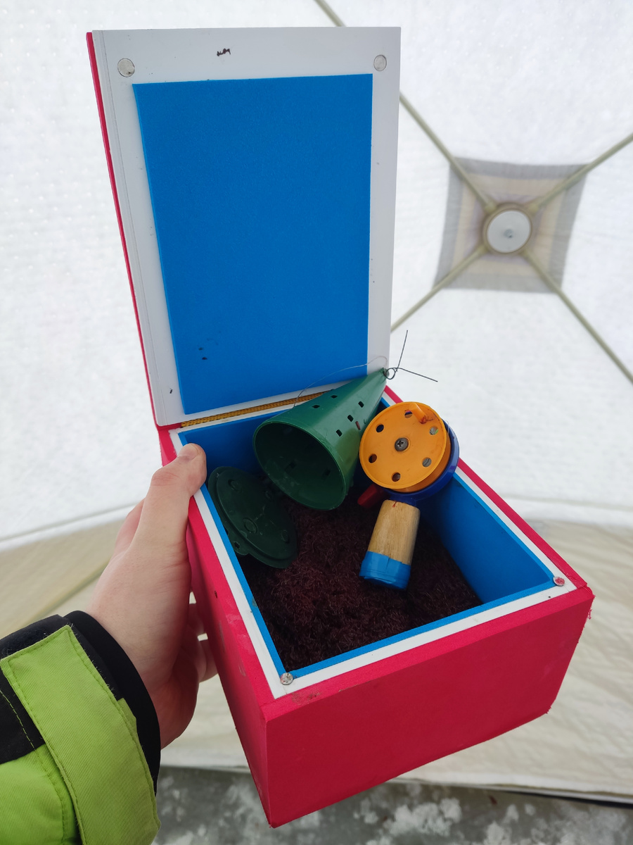 Средняя, для меня "плотвиная" кормушка.