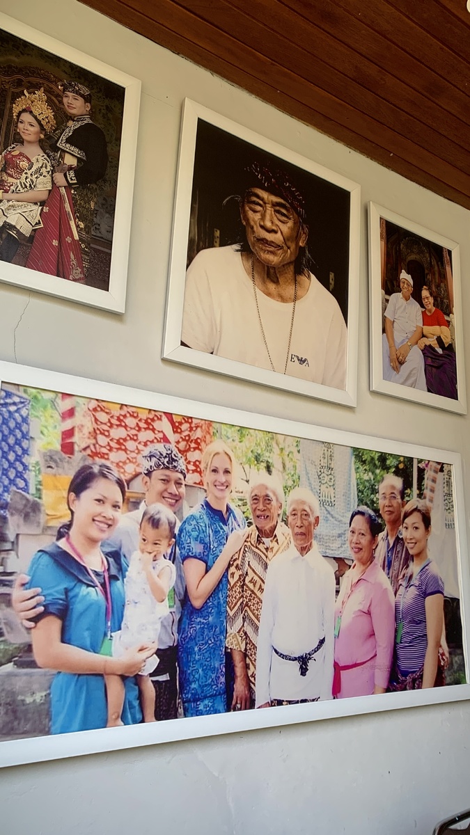 Джулия Робертс в роли Лиз, а рядом Кетута и его семья 