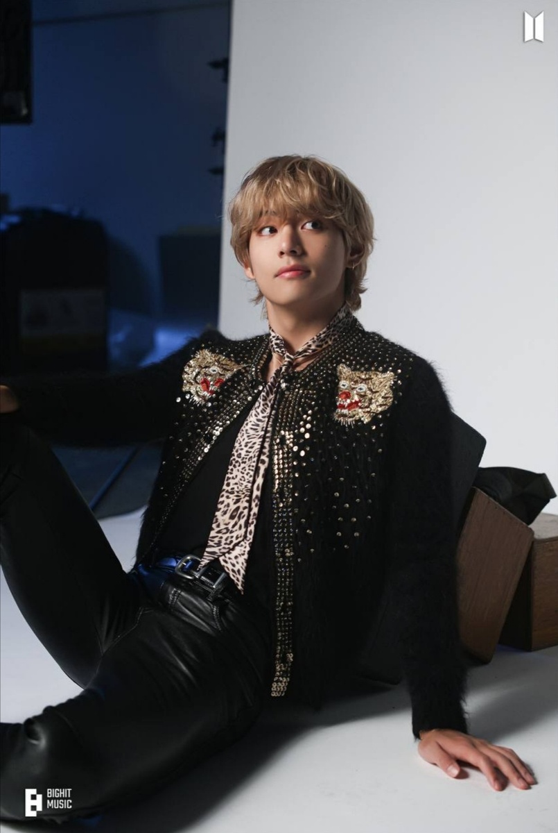 Будто сначала посмотрел на себя со стороны, все понял и реализовал в безупречном образе. 